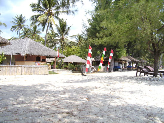 Blick vom Strand auf die Anlage