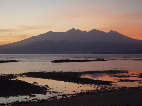 Sonnenaufgang mit Blick auf den Vulkan Gunung Rinjani in Lombok