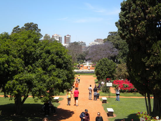 Der eingang zum Rosenpark