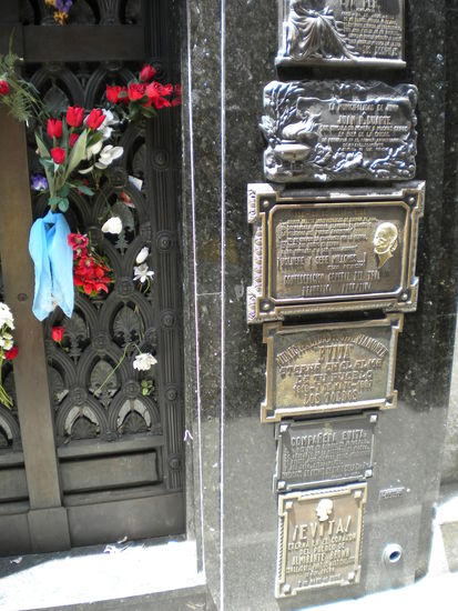 Evita Perons Grab unten rechts das Schild