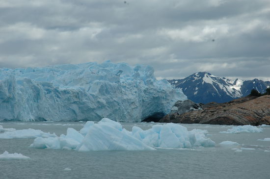 Die Höhle einziges Verbindungsstück vom einten See zum Lago Argentino.Gefriert das zu steigt das Wasser auf der einen Seite an.( Staudamm efekt)