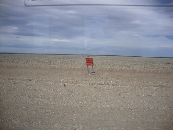 Ein Schild ringsherum einfach nichts