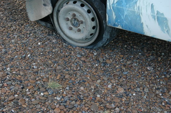 Unser erster Schock auf der Reise,bei Tempo 100kmh Verbrannte der Reifen von unserem Bus und das kurz vor dem Ziel.