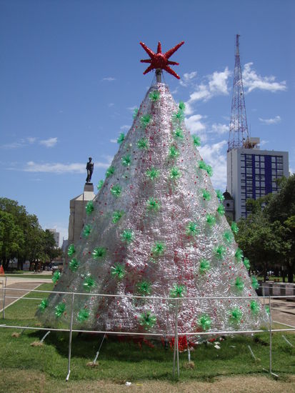 Der Kitschigste Baum den wir gesehen haben.
Alles aus Petflaschen von Coca Cola