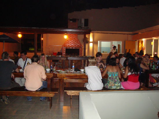 Silvester mal nicht zu Hause ist ganz schön.Es war ein wunderschöner Abend warm und Sternenhimmel,was will man noch mehr.
Die Silvesterparty war in einem anderen Hostel mit grosser Terrasse und Pool das hätte uns auch gefallen.
Zum Abendessen gab es Asado (Grillen)viel verschiedenes Fleisch,Salate und ein grosses Dessertbuffet.Es waren gute Leute da.Das neue Jahr wurde mit Feuerwerk eingeläutet und dan gingen wir zu viert weiter in einen Club(3Jungs und ich)Es war ein super Abend (Nacht) um 4.30 gings dan mal ins Bett,den nach ein paar Stunden mussten wir ja auch schon wieder aus den Federn.