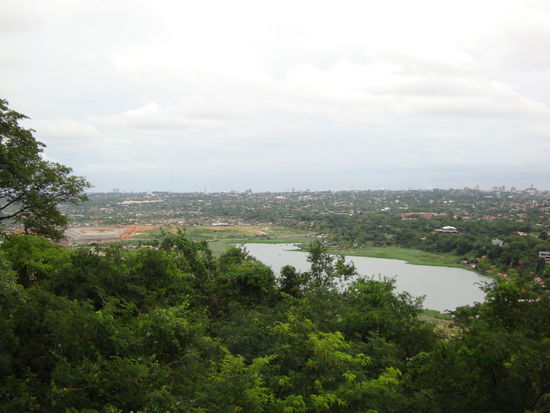 Die Ausicht über ganz Asuncion,total im grünen