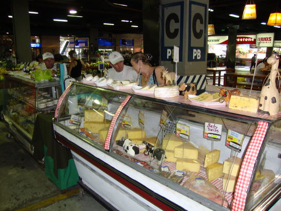 Einmal in der Woche ein Spezialitätenmarkt,hier bekommt man das Beste vom besten.Der Käsestand von der Familie (Schweizerkäse)