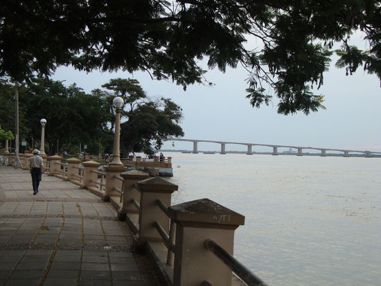 Der Rio Parana mit der langen Bruecke und die kilometerlange Uferpromenade bei Corrientes.Am Abend der Haupttreffpunkt
fuer die Sportler und Spaziergänger.Am Tag ist alles wie ausgestorben.