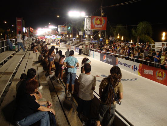 Der Umzug fuerte durch diese Tribuehnen entlang die in verschidene Sektoren aufgeteilt war und die Preise auch verschieden waren.Was schade war das der Grosse Teil der Einheimischen draussen blieb weil es zu teuer wahr.Der Umzug begann um 10 Uhr Abends und ging bis um 3 Uhr Morgen.