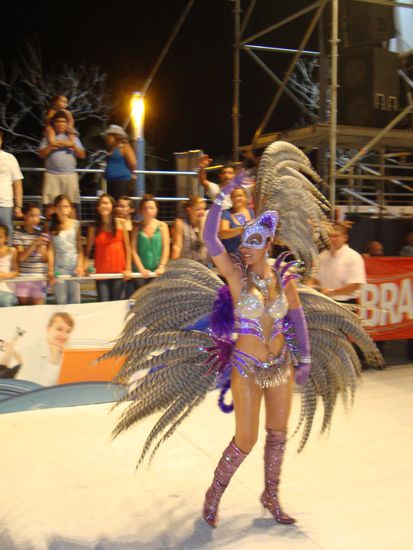 Natuerlich die knapp bekleideten Ladys mit ihrem Feder Schmuck