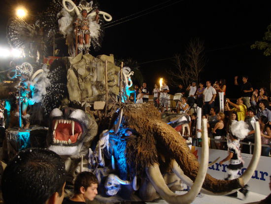 Die Umzugswagen wahren riessig und Phantasievoll da kamen wir ins Staunen.