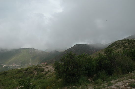 Auf der Rueckfahrt am nachmittag konten wir beobachten wie langsam die ganzen Berge im Nebel verschwinden bis man fast nichts mehr sah und das jeden Tag.