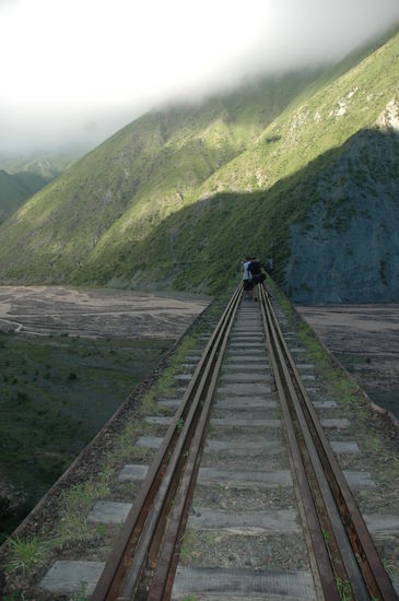 Die zweite Tour war eine änliche route die auch der Zug macht den ich meinte.Unser Ziel war eine kleine Salzwueste.Es ging hinauf und runter bis wir nur noch hoch gingen eine Endlose fahrt.