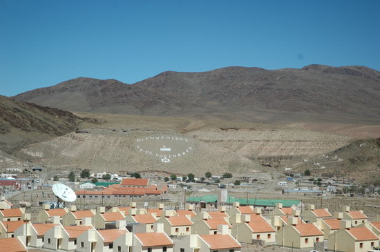 Hier in diesem Dorf haben wir eine Mittags Pause gemacht und man sagte uns das erste mal das wir aufpassen solten was wir Essen oder Trinken und uns an die hoehe gewoehnen.Man merkt auch wie die Luft weniger wurde.Nach der Pause gings weiter durch unbefestigte Strassen und das war das anstrengenste den immer das gleiche Bild wen man aus dem Fenster schaute.Man wurde richtig durch geschuetelt ab und zu dachte man auch das Fahrzeug schafft es nicht.