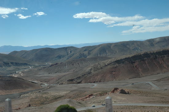 Wir haben dan entlich wider Asphaltierte Strassen erreicht und es ging kurvig zum letzten Aufstieg und man spuerte das es in unserm Kleinbus ruhiger wurde und das es anderen Leute Uebelwurde aber uns gings zu diesem Zeitpunkt noch gut.