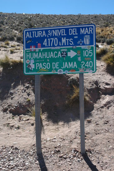 Ziel erreicht und da habe ich ein fehler gemacht.Ich habe eine Zigi angezuendet und mir wurde sofort schlecht begleitet mit sehr starken Kopfschmerzen.Ab in den Bus Augen schliessen  versuchen zu Schlafen  und hoffen das es besser geht sobald wir weiter unten sind.Sandra fand es Lustig das es mich erwischt hat und ich machte mir sorgen wie es die nächsten Wochen sein wird wen wir noch Hoeher sind.Hat mich genervt