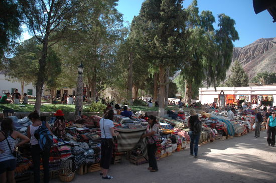 In Humahuaca angekommen ein Dorf weiter unten wahr alles verschwunden und es ging wider gut.
Ein Grosser Souvenir Markt mit viel bunten Sachen so wie man es aus dieser Region kennt.