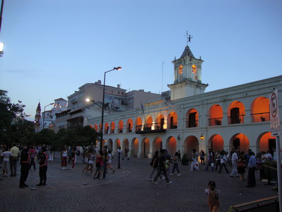 Bei der Plaza am Abend Treffpunkt fuer alle