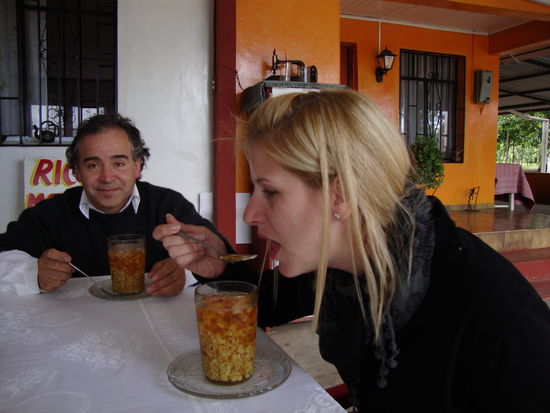 Beim Mote con Huesillio trinken oder essen.
Der Lustige ist Marco