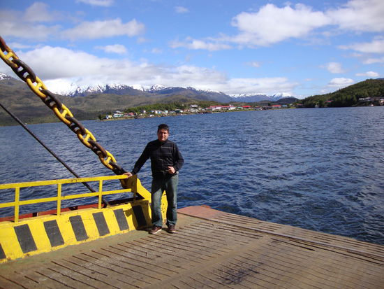 Warenlieferung auf hoher See zum kleinen Dorf im Hintergrund