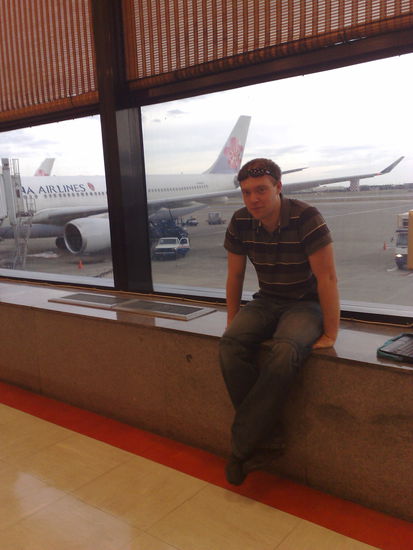 Conny am Flughafen in Taipei  Ein wenig fertig sieht er aus 