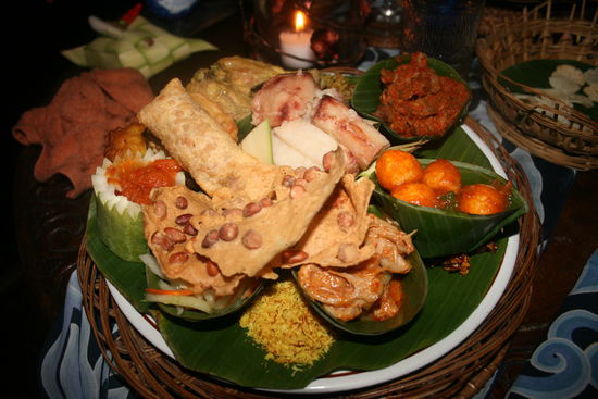 *lecker Essen* im Ketupat