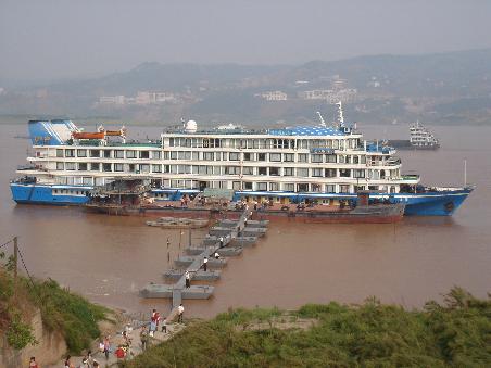 Unser Schiff von Victoria Cruises beim Anlegen zur Ghost City