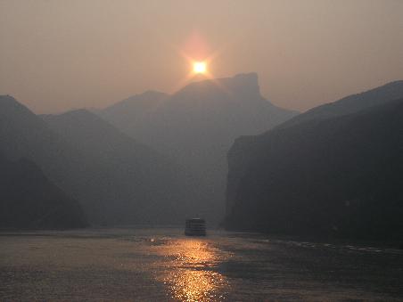 Die Einfahrt einer Schlucht bei Sonnenaufgang.