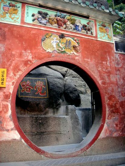 eingang zu einem tempel