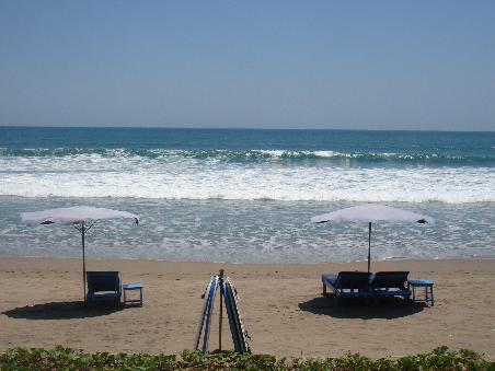 beach bei seminyak...die hunderten von strassenhaendler sind ausser sichtweite