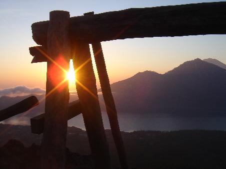 sonnenaufgang auf dem vulkan mount batur auf bali