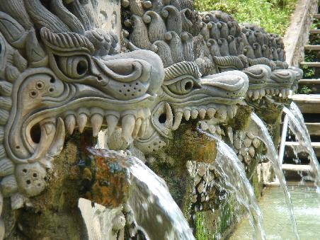 hot springs von banjar...das quellwasser fliesst aus den koepfen der nagas.