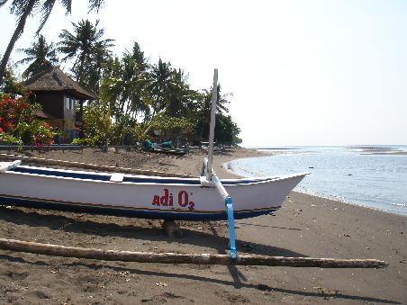 der dunkle strand von lovina, ganz im norden von bali.