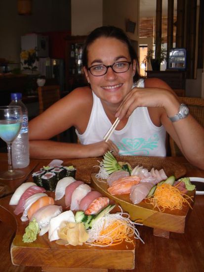 iris beim sushivertilgen (man beachte das überraus herzliche grinsen)