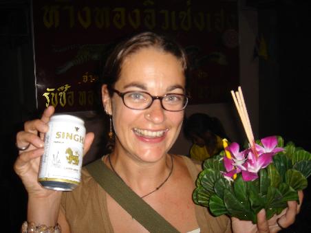 iris mit ihrem selbstgebasteltem krathong, das den fluss hinuter geschickt wird (mit all den schlechten taten)