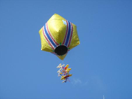 ein ballon mit angehaengten flugzeugen, die nacheinander weggesprengt werden und dann zur erde schweben...