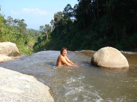 baden im aufgestauten wasserbecken des wasserfalls