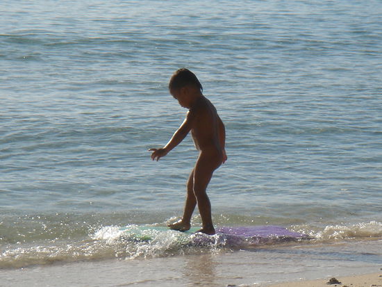 ein kleiner local bei den ersten surf versuchen