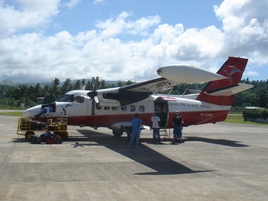 der kleine scheiss flieger...man beachte den gepaecktransport in der nase des fliegers