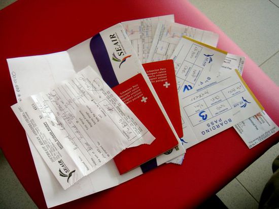 all unsere zettel, die für den inlandflug benötigt wurden...
