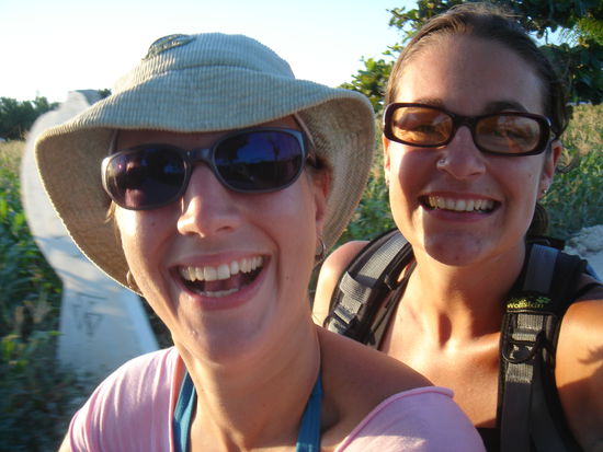 zwei girls auf dem roller...nicht wirklich ungefaehrlich