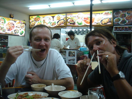 graham (links) und ich beim dinner um 3h nachts