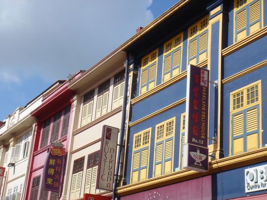 farbige haeuserfassaden von singapur