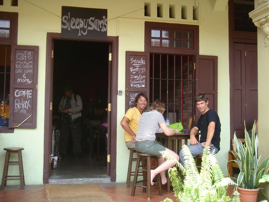 vor unserer unterkunft zusammen mit daenu (rechts)