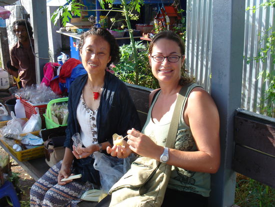 katherine und iris mit thailaendischem snack beim busstop