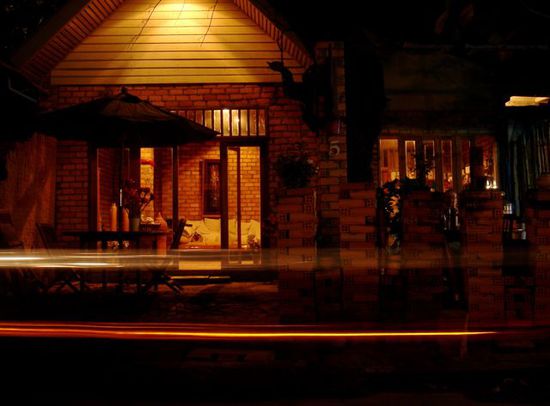 eingang vom B&B by night