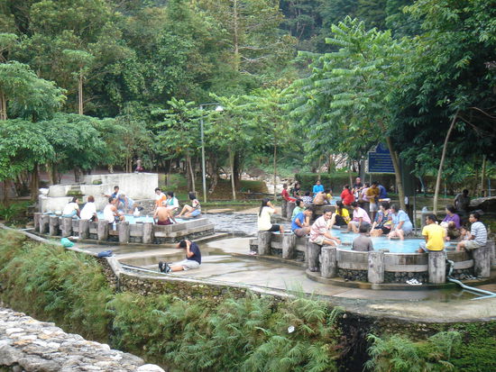allgemeines fuessebaden in den hot springs von ranong