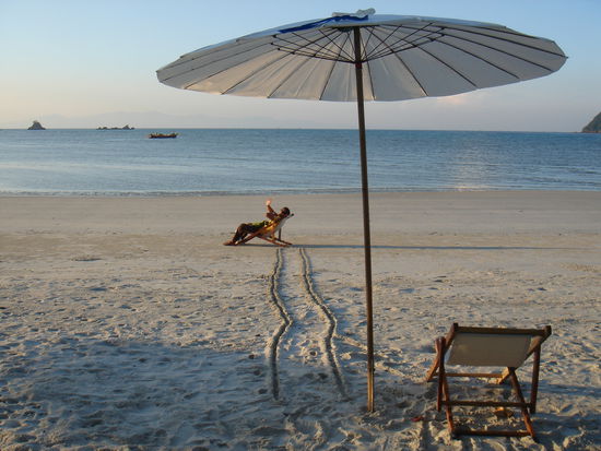 nun musste ich fuer meinen sunset drink auch noch den liegestuhl verschieben...welch ein kraftakt 