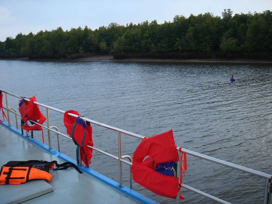 der typ rechts im wasser versuchte die wassertiefe besser auszuloten