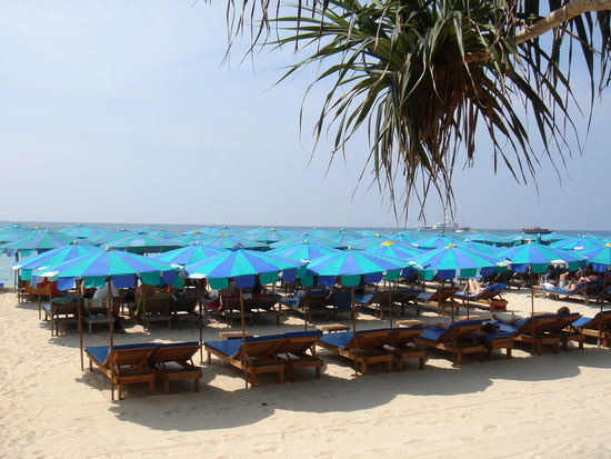 wunderschoener einsamer strand 